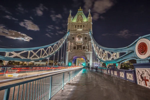 Знаменитый Тауэрский Мост Лондоне Вид Освещенный Тауэрский Мост Горизонт Лондона — стоковое фото