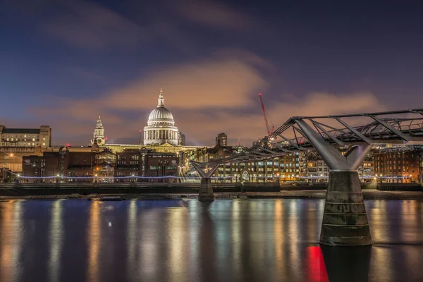 Sankt Pauls Katedral Och Millenniumbron Över Themsen — Stockfoto