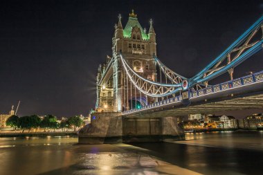 Big Ben ve Westminster, 27 Haziran 2020 'de Londra, Büyük Ben ve Parlamento Evleri' nde alacakaranlıkta.