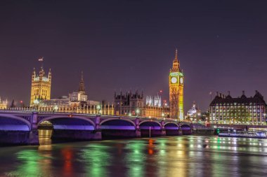 Big Ben ve Westminster, 27 Haziran 2020 'de Londra, Büyük Ben ve Parlamento Evleri' nde alacakaranlıkta.