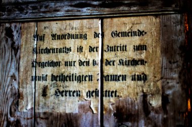 Almanca yazıtlı panoların arkaplanı