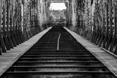 Polonya 'daki eski demir demiryolu köprüsü