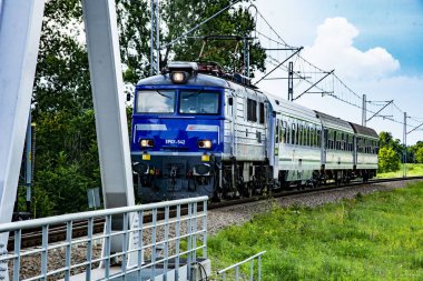 en-27 treni demiryolu köprüsüne giriyor.