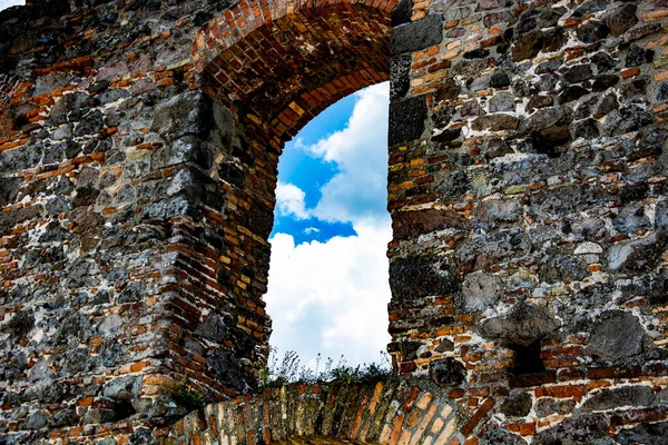 Eski kalenin tuğla duvarındaki pencere.