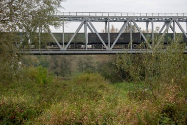 Polonya 'daki eski demir demiryolu köprüsü