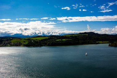 Göl manzaralı bulutlar