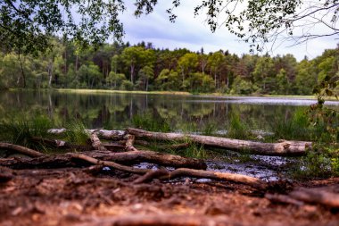 Göl manzaralı bulutlar