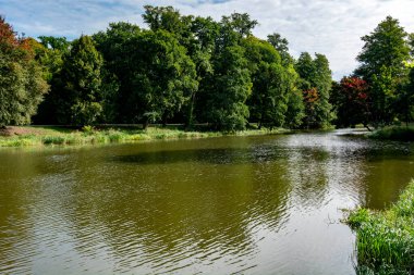 Göl manzaralı bulutlar