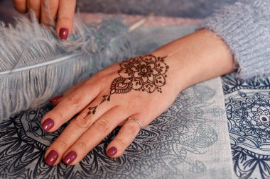 Mehendi dövmesi. Kına dövmeli kadın elleri