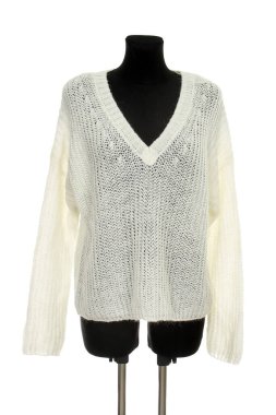 Beyaz arka planda yalnız kadın süveteri