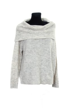 Beyaz arka planda yalnız kadın süveteri