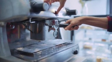 Kahve makinesiyle kahve yapan barista, yavaş çekim video görüntüleri.