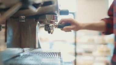 Kahve makinesiyle kahve yapan barista, 4K video kaydı.