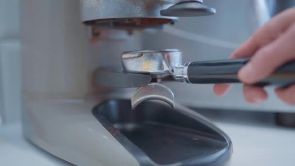 Barista haciendo café con máquina de café en la cafetería, imágenes de vídeo 4k — Vídeos de Stock