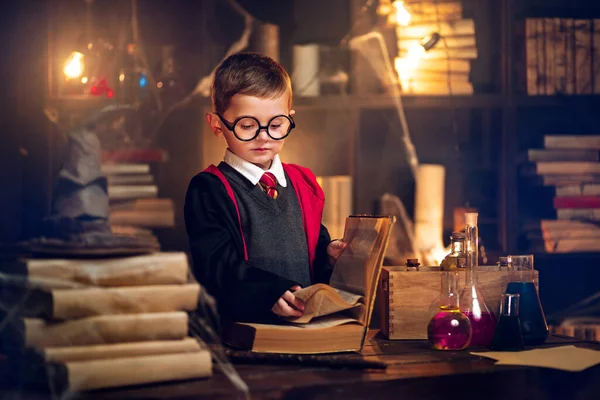  Küçük büyücü, sihirli kitap Cosplay Harry Potter okur. Cadılar Bayramı. Cadılar Bayramı kıyafet partisi 