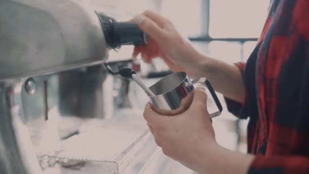 Barista использует кофейную машину в кофейне — стоковое видео