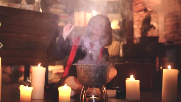 Pequena bruxa com caldeirão - para Halloween. Cosplay de Harry Potter — Vídeo de Stock