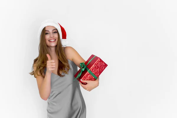 快乐的微笑积极的圣诞老人女人拿着礼品盒,同时摆出姿势,做得很出色.庆祝一下. — 图库照片