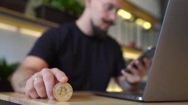 Yatırımcının odak eli dijital para birimine sahiptir. Yatırım bilgileri bitcoin al ya da sat