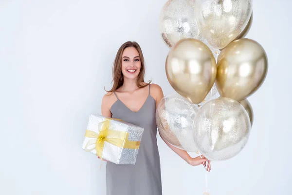 Foto von erstaunlichen Dame hält große verpackte Geschenkbox und viele Luftballons. kam zum Feiern. Feier — Stockfoto