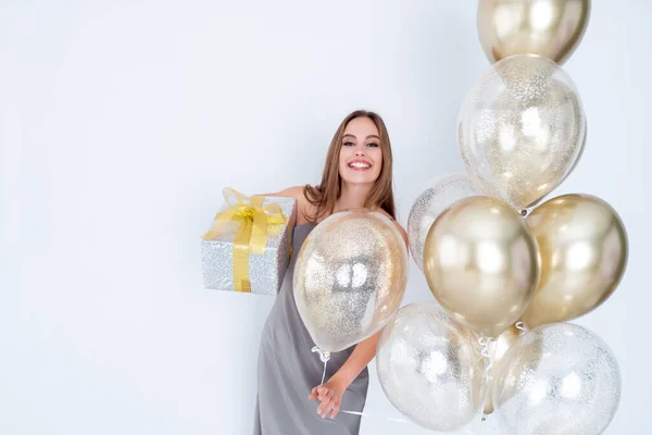 Foto der lächelnden Dame hält große verpackte Geschenkbox und viele Luftballons. kam zum Feiern. Feier — Stockfoto