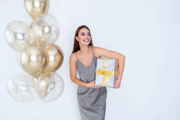 Lächelnde Frau hält große Geschenkkartons in der Nähe von Luftballons. kam zum Feiern. Feier — Stockfoto