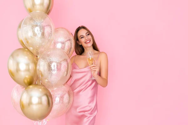 Niesamowita szczęśliwa dziewczyna trzyma kieliszek szampana i wiele balonów. Przyszedłem na imprezę. Świętowanie — Zdjęcie stockowe