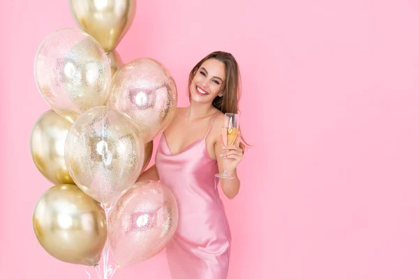 Foto von glücklichen Mädchen hält Glas Champagner und viele Luftballons. kam zum Feiern. Feier — Stockfoto