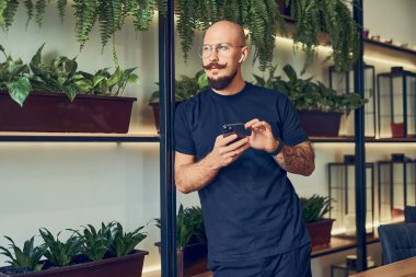 İş adamının akıllı telefonunu elinde tuttuğunu düşünen bir tüccar sorunlarını düşünür. Kayıp para