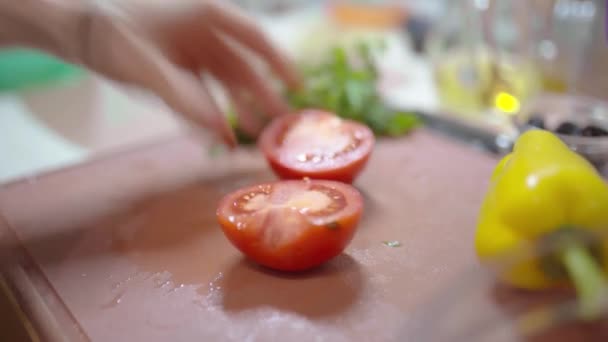 Mãos das mulheres Closeup corte tomate maduro com faca de cozinha — Vídeo de Stock
