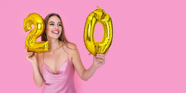 Junges Teenager glückliches Mädchen hält Goldfolie Ballon auf rosa Hintergrund. BIRTHDAY PARTY Konzept — Stockfoto