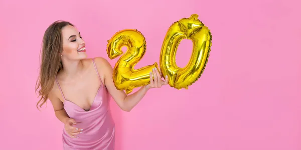 Lady tiene palloncini di carta stagnola sotto forma di numeri 20 venti per cento. sconti, vendite e rimborsi. — Foto Stock