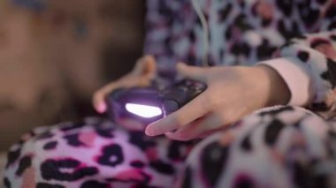 Kız Oyuncu Oyun Alanı kullanarak Bilgisayar Oyunları Oynuyor. Denetleyici Oyun Alanı 'nın Kapanışı ve El Düğmesine Basıyor