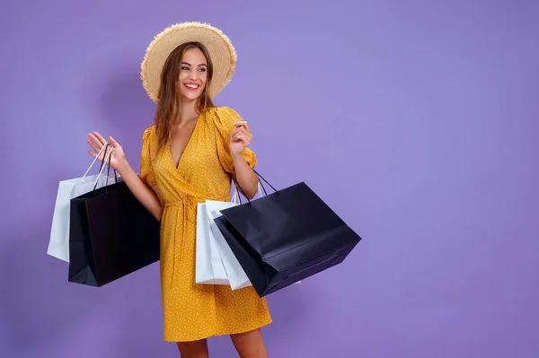 Fashion vrouw houdt boodschappentassen op kleurrijke achtergrond. verkoop, aankopen, winkelen, Black Friday — Stockfoto