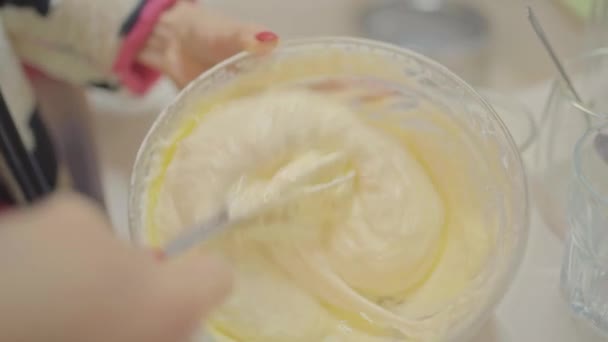 여자들은 팬케이크 를 만들기 위하여 휘 크 로 반죽을 만든다. 먹는 음식 — 비디오