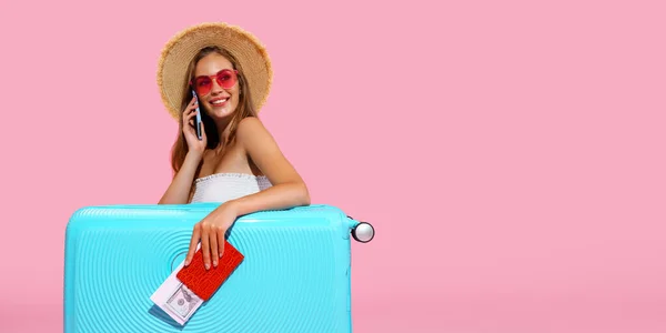 Chica viajero contento tiene pasaporte, billete, dinero con maleta llama taxi al aeropuerto. Concepto de viaje — Foto de Stock