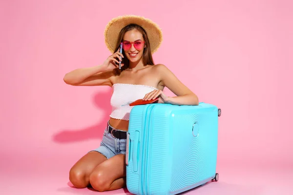 Mutlu kadının pasaportu, biletleri, havaalanına gitmek için bavullu taksisi olan parası var. Seyahat kavramı — Stok fotoğraf