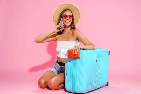 Šťastná žena s kufry, lístky, hotovostí a cestovním pasem bude cestovat. rezervace hotelu telefonicky — Stock fotografie