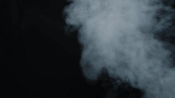 Astratto fumo bianco al rallentatore. Smoke, Nuvola di nebbia fredda sullo sfondo del punto luce. Luce, bianco, nebbia, nube, sfondo nero, 4k, nube di fumo di ghiaccio. Nebbia fluttuante. — Video Stock