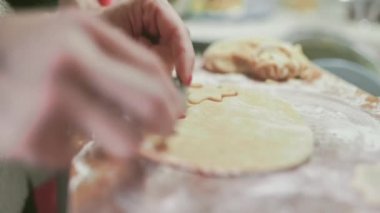  Tatil sezonu pişirme. Noel için şeker kurabiyeleri pişiriyorum.