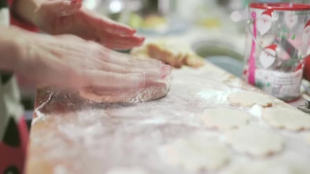 Feestdagen bakken. Suikerkoekjes bakken voor Kerstmis — Stockvideo