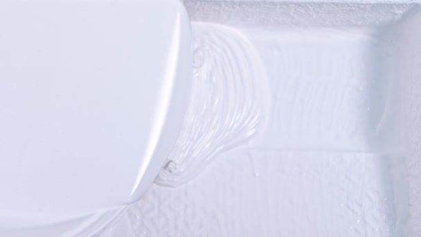 일꾼은 롤러를 위한 특별 목욕에 흰색 페인트를 붓는다. 집수리의 개념. — 비디오