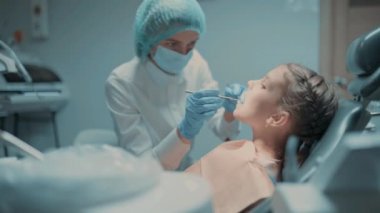 Çocuğun ağız boşluğunun diş muayenesi. dişçilik konsepti