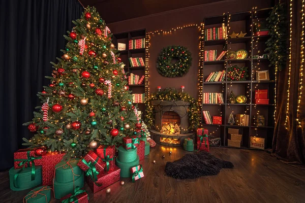 美しいクリスマスのモミの木と装飾的な暖炉のある部屋のスタイリッシュなインテリア — ストック写真