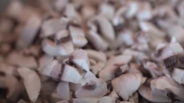 Mantar parçaları tavada kızartılır. Dilimlenmiş şampiyonlar, yağda kızartılmış.