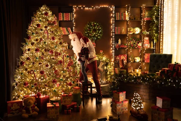 Toute la longueur du Père Noël et son petit assistant accroche boules décorer arbre de Noël. — Photo