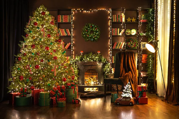 Elegante habitación interior con chimenea, sillón acogedor, hermoso árbol de Navidad por la noche. Acogedora casa —  Fotos de Stock