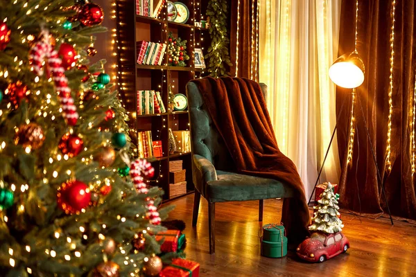 Intérieur élégant de la chambre avec fauteuil confortable et beau sapin de Noël en soirée. Maison confortable — Photo