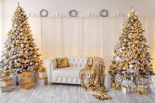 Белый современный рождественский интерьер с двумя елками украшены, золотой текстиль, золотые подарки — стоковое фото
