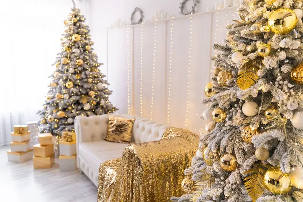 Beyaz oturma odasının içinde yeni yıl ağacı süslenmiş, hediye kutuları ve beyaz kanepe var. Colden renkleri — Stok fotoğraf
